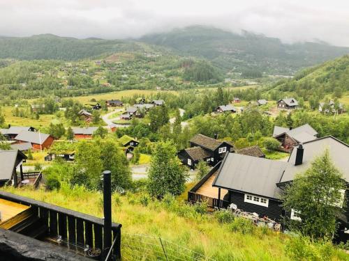 KvamNydelig hytte på Kvamskogen, nær Hardangerfjorden的一个小村庄,有房子和火车站