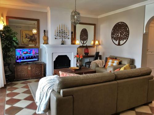 EsteponaLa Perla de Marakech的带沙发和电视的客厅