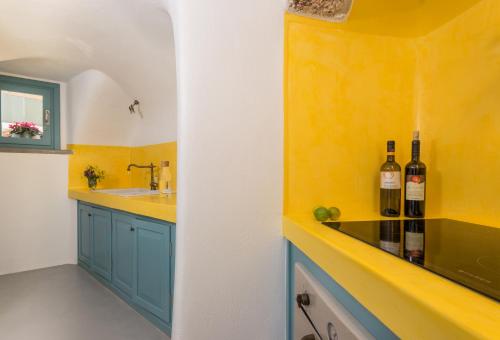 皮尔戈斯Calliope's Villa with jacuzzi的厨房配有2瓶位于柜台的葡萄酒