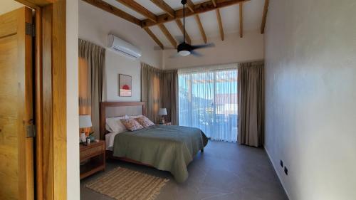 哈拉瓦科阿Villa en la montaña的一间卧室设有一张床和一个大窗户