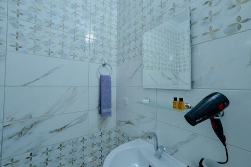 AkçatepeEMİSSA MOTEL的一间带水槽、镜子和卫生间的浴室