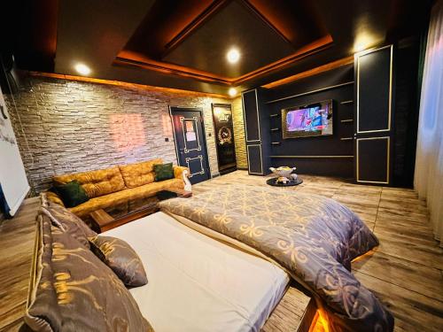 安卡拉GOLDEN ROCK HOUSE的一间卧室配有一张大床和一张沙发