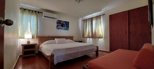 苏莎亚唐安德烈斯酒店的一间卧室配有一张床和一个沙发