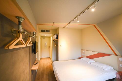 沙斯讷伊迪普瓦图宜必思赛特都弗图罗斯科帕酒店的卧室配有白色的床