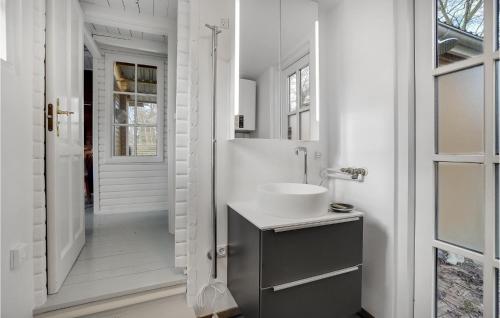 Martofte3 Bedroom Lovely Home In Martofte的白色的浴室设有水槽和镜子