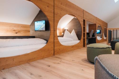 埃本塞Salzkammergut Lodge的酒店客房,配有床和圆镜子