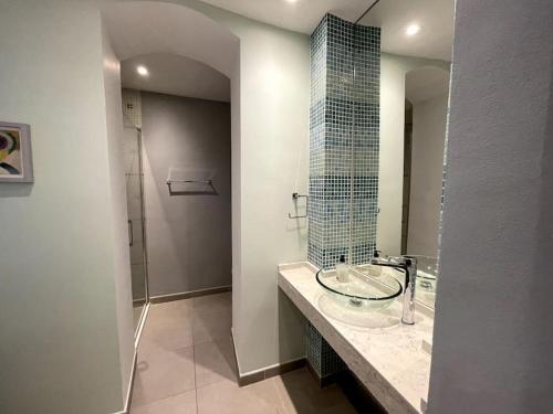 直布罗陀Stylish 2BR contemporary design perfect vacation的一间带玻璃水槽和淋浴的浴室