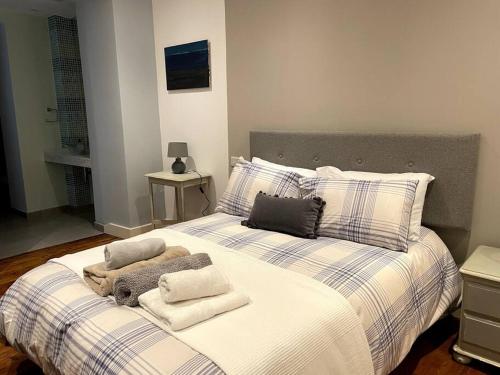 直布罗陀Stylish 2BR contemporary design perfect vacation的一间卧室配有一张大床和毛巾