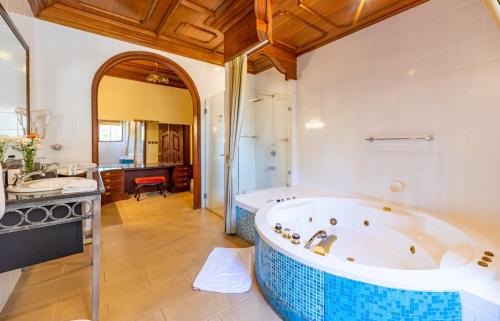 LimuruMuthu Sovereign Suites & Spa, Limuru Road, Nairobi的带浴缸和盥洗盆的大浴室