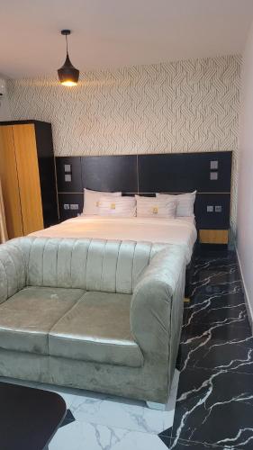 The Charis Hotel & Suites客房内的一张或多张床位