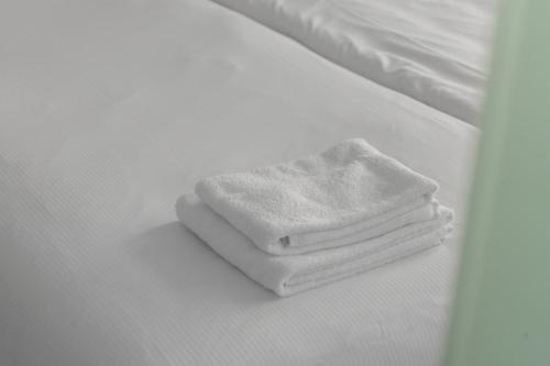 马斯特里赫特德拉布尔斯酒店的床上的白色毛巾堆
