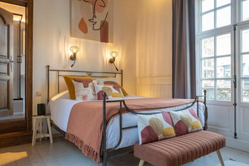 布鲁日运河景泰尔莱恩酒店的卧室配有床、椅子和窗户。