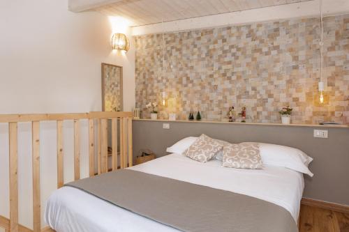 夸尔图-圣埃莱娜Loft 35 - private parking的卧室配有白色的床和2个枕头