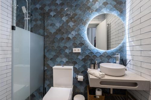 瓦伦西亚Vip Apartments Valencia的一间带水槽和镜子的浴室