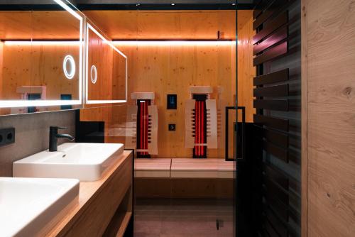 埃本塞Salzkammergut Lodge的浴室配有盥洗盆和浴缸。