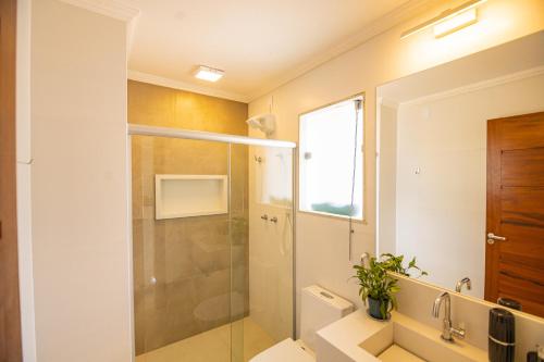 布希奥斯APART LAGOA BUZIOS- centro的带淋浴、卫生间和盥洗盆的浴室