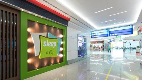 迪拜sleep 'n fly Sleep Lounge, A-Gates Terminal 3 - TRANSIT ONLY的带有读睡眠城市标志的商场