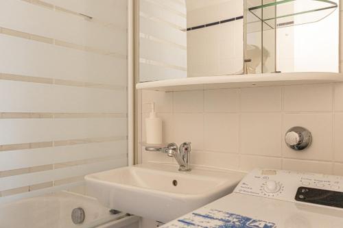 维也纳Vibrant Aparment perfect for Long Stays的白色的浴室设有水槽和浴缸。