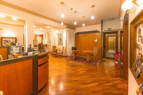 巴勒莫Hotel City Center的客厅铺有木地板,大堂