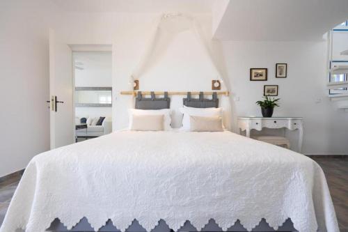 KrotiriKaiya Villas的白色卧室设有一张大白色的床和大天花板