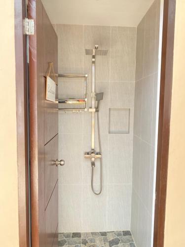 科隆Hidden Haven Coron的带淋浴、卫生间和淋浴的浴室