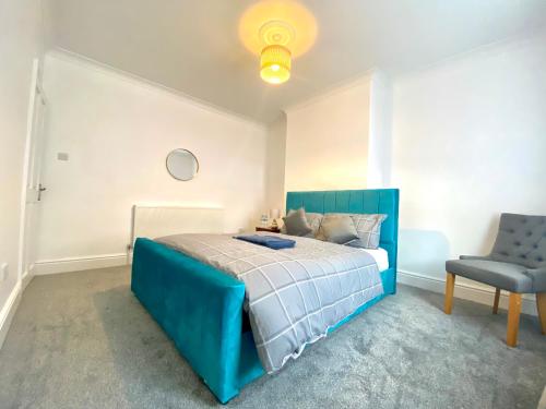伯肯黑德Merseyside的一间卧室配有蓝色的床和椅子