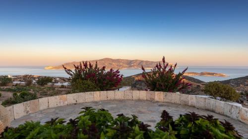 基莫洛斯岛Themonia Studios Kimolos的从鲜花盛开的山丘上欣赏海景