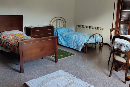 CassinascoIl canto del gallo - Country house的一间卧室配有一张床、梳妆台和椅子