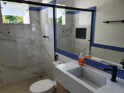 塞古罗港Casa Duplex Aconchegante de Frente para o Mar的一间带水槽、淋浴和卫生间的浴室