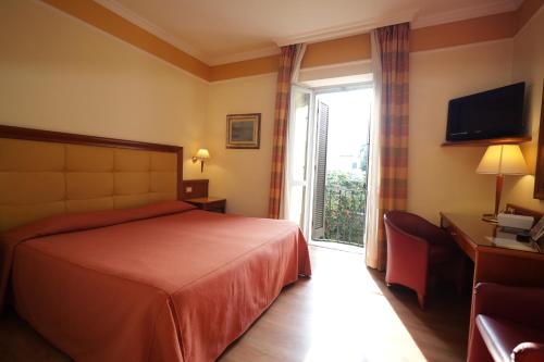 韦尔巴尼亚Il池沃斯特罗酒店的酒店客房设有床和窗户。