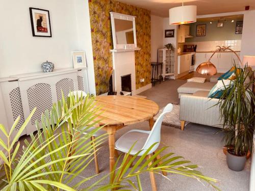 布莱顿霍夫Penthouse Sea view home的客厅配有桌子和一些植物