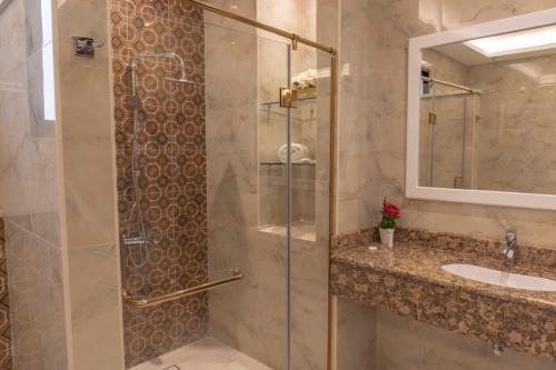 索瓦马Adam's Luxury Villa DeadSea的带淋浴和盥洗盆的浴室