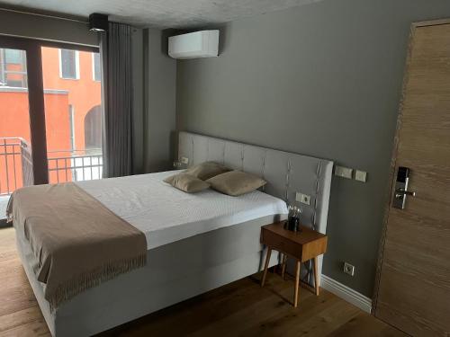 柏林Art Apartments的一间卧室配有一张床和一张桌子及窗户