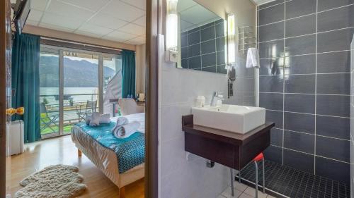 艾克斯莱班柏爱特酒店的一间带水槽和镜子的浴室
