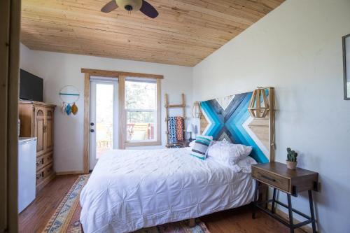 洛斯阿拉莫斯Pueblo Canyon Inn的一间卧室设有一张大床和木制天花板