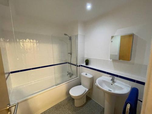 威根Moda Wigan 2 - Stylish 2 Bed in Central Wigan的浴室配有卫生间、盥洗盆和淋浴。