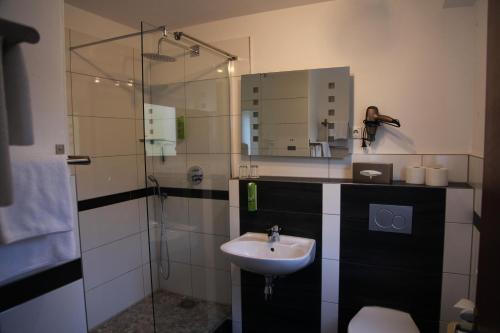 马兰迪加尼戴安娜酒店的一间带水槽和淋浴的浴室