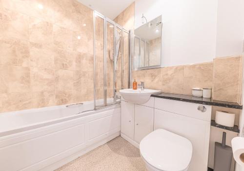 凯西克7 Greta Grove House的浴室配有卫生间、盥洗盆和浴缸。