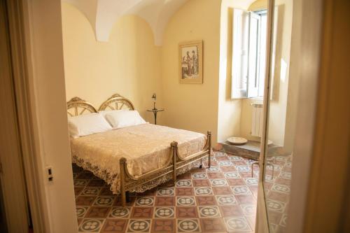 卢切拉B&B Palazzo Lombardi的卧室配有一张床