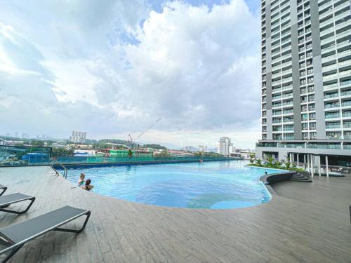 蕉赖Balakong,3-6pax,Cozy Studio,Near Dataran C180的大楼顶部的大型游泳池