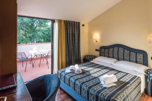 西尔米奥奈米斯特拉尔帆船酒店的酒店客房设有一张床和一个阳台。