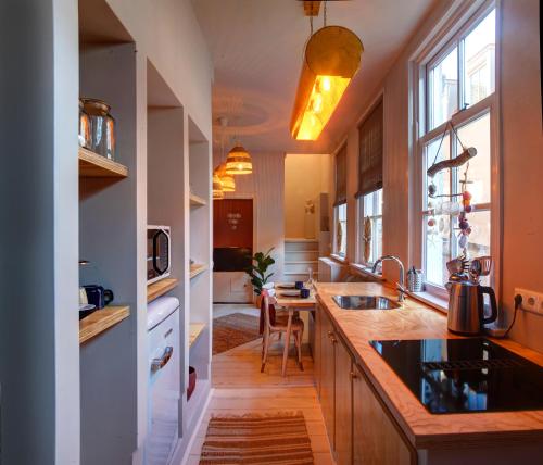 托伦Villa Azura的厨房配有水槽和台面