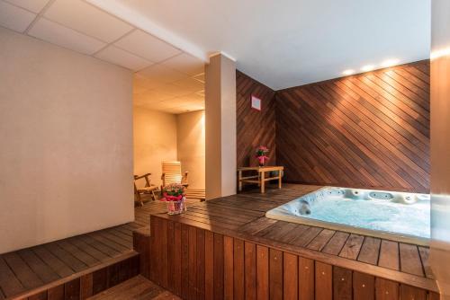 西尔米奥奈米斯特拉尔帆船酒店的按摩浴缸位于客房中间