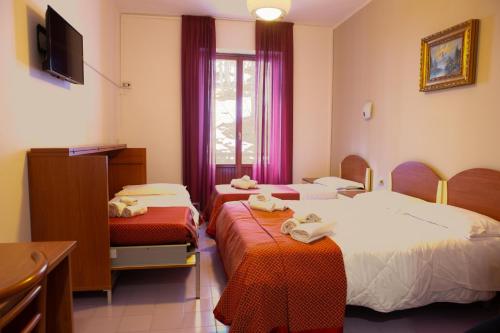 Prati di TivoHotel Gran Sasso的酒店客房,配有两张带毛巾的床