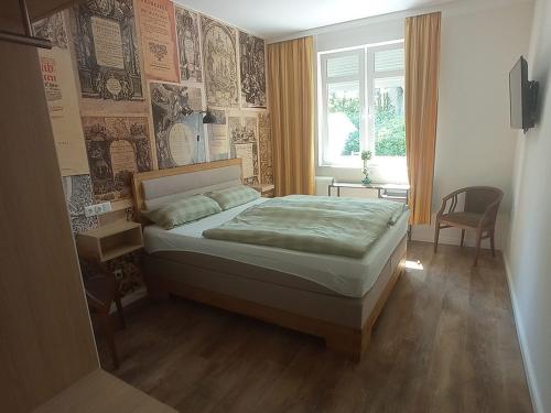 赖因贝克Niemann's Gasthof的一间卧室设有一张床和一个窗口
