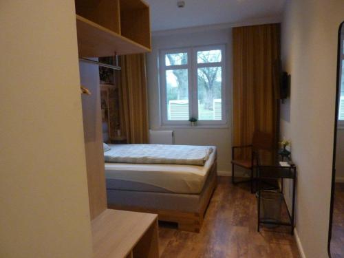 赖因贝克Niemann's Gasthof的一间小卧室,配有床和窗户