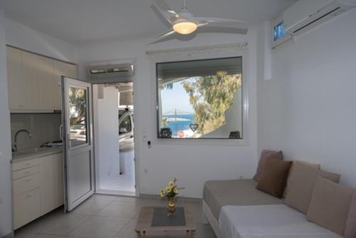 米克诺斯城Bella View Mykonos Town Suites的带沙发和大窗户的客厅