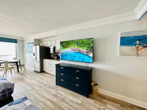 代托纳海滩Daytona Beach Resort Private balcony Ocean Front的厨房配有壁挂式平面电视。