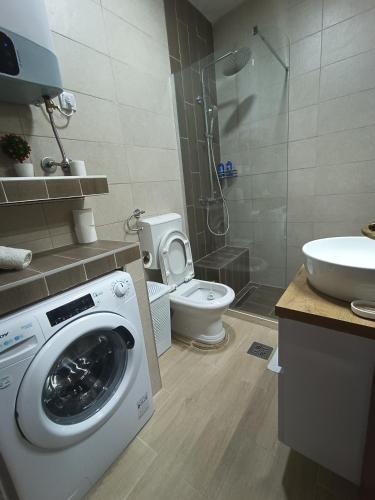 科托尔Guesthouse BiT Accommodation的一间带洗衣机和卫生间的浴室
