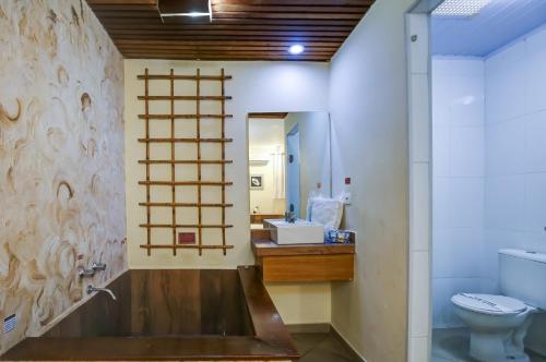 圣保罗Spa Motel - Radial Leste的一间带卫生间和水槽的浴室